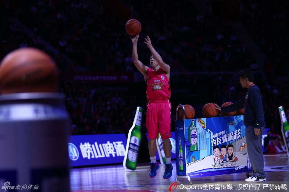 粤地主场新王登基 周湛东技巧赛力克方硕加冕 面对三分球的考验,周湛东手起刀落,篮球应声入网。尽管前两次出手未能命中,但他关键时刻毫不手软,用这记价值连城的弧顶三分,为胜利铺平了道路。