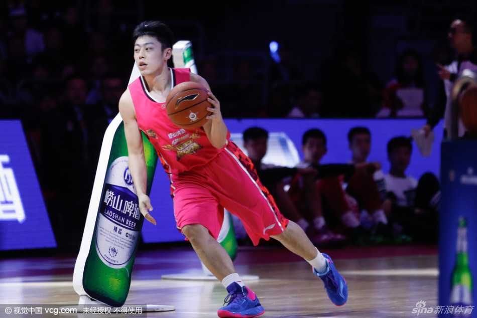 粤地主场新王登基 周湛东技巧赛力克方硕加冕 在璀璨的聚光灯下,周湛东高高举起技巧挑战赛的冠军奖杯,脸上洋溢着自豪与喜悦,这一刻属于这位在主场证明了自己的广东后卫。