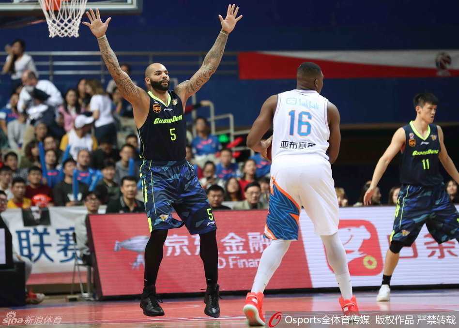 斯隆面对两人包夹依然强势起跳上篮，身体在空中完全舒展，对抗后手感依旧柔和。