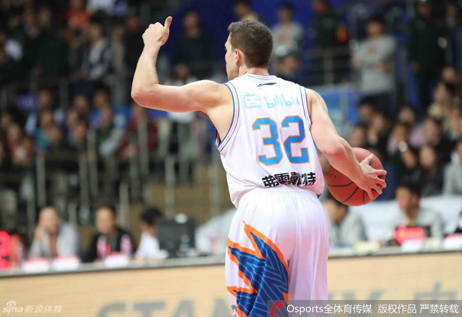 手感火烫的斯隆面对防守球员，如同穿花蝴蝶般运球摆脱，眼神坚定寻找传球路线。