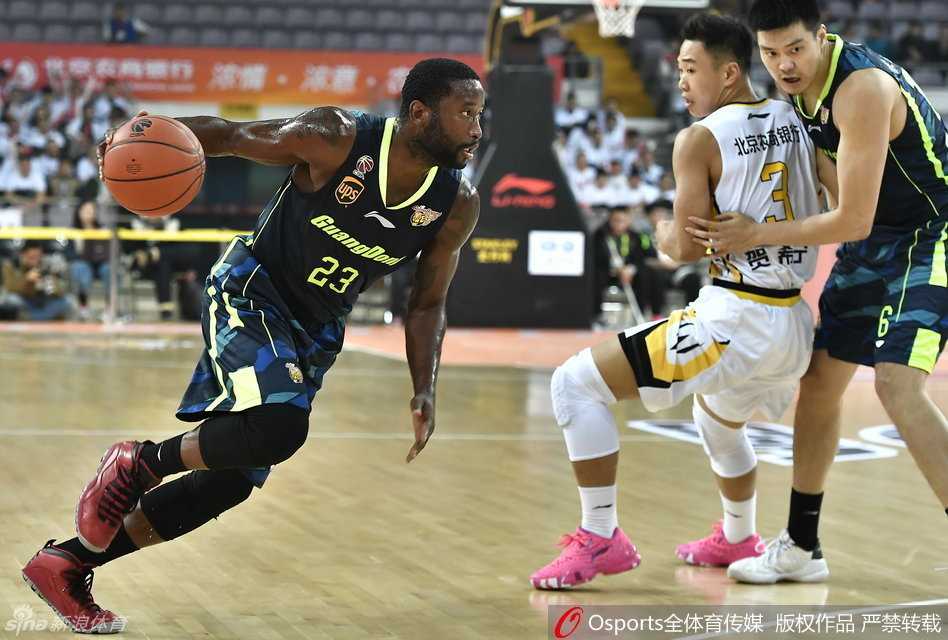 广东外援斯隆面对麦克鲁姆的贴身紧逼，依然冷静地观察着场上局势，他的穿针引线是广东队进攻流畅运转的发动机。