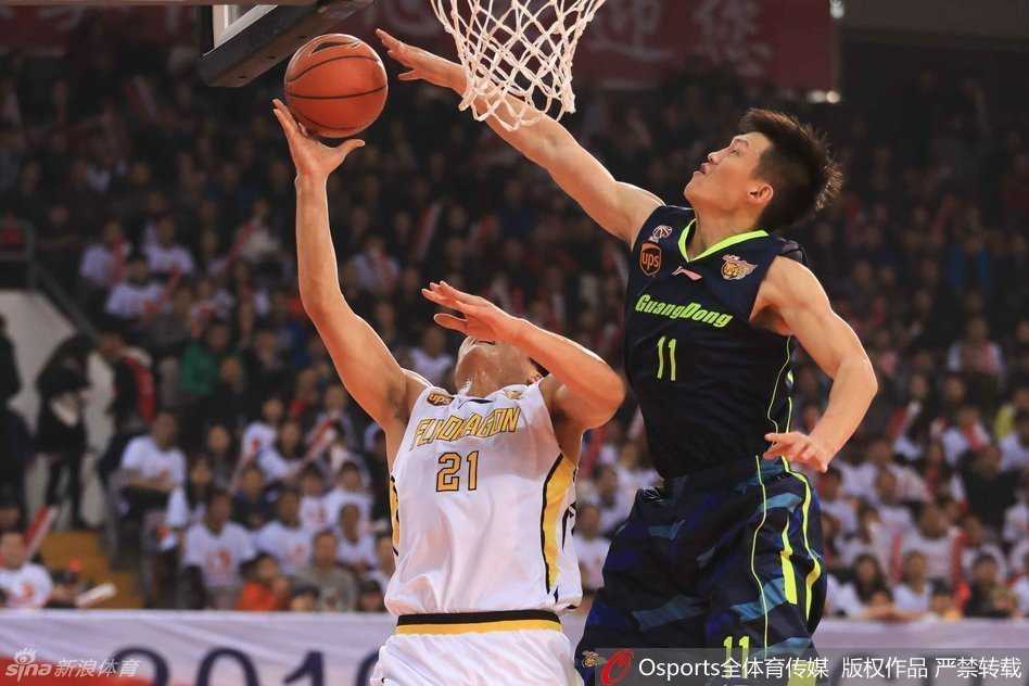 周鹏在底角命中了关键三分后握拳怒吼，作为广东队锋线尖刀，他的冷血投射是球队拉开比分的关键。