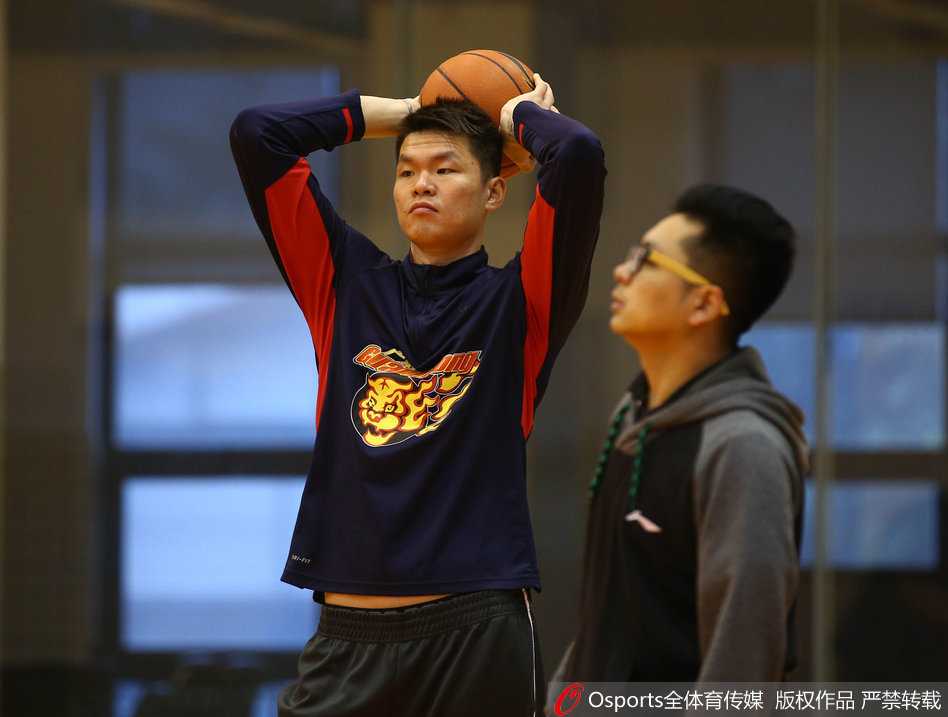 伤愈复出的拜纳姆低调现身训练馆，他的回归训练吸引了全场目光，为广东后卫线增添了重要砝码。