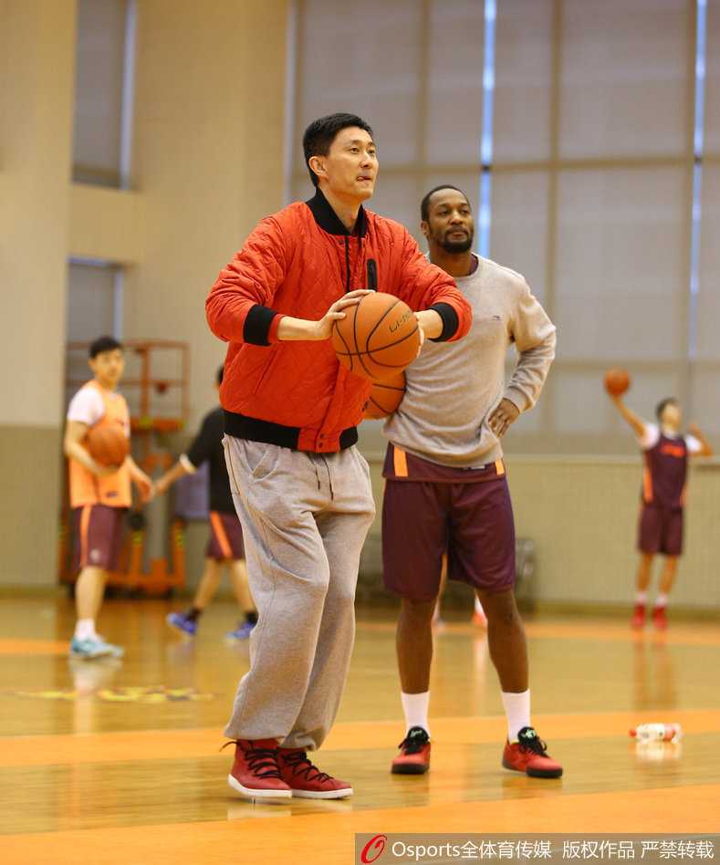 王仕鹏、高尚与陈江华在训练结束后仍加练投篮，三人汗流浃背，展现出老将与新秀对胜利的渴望。