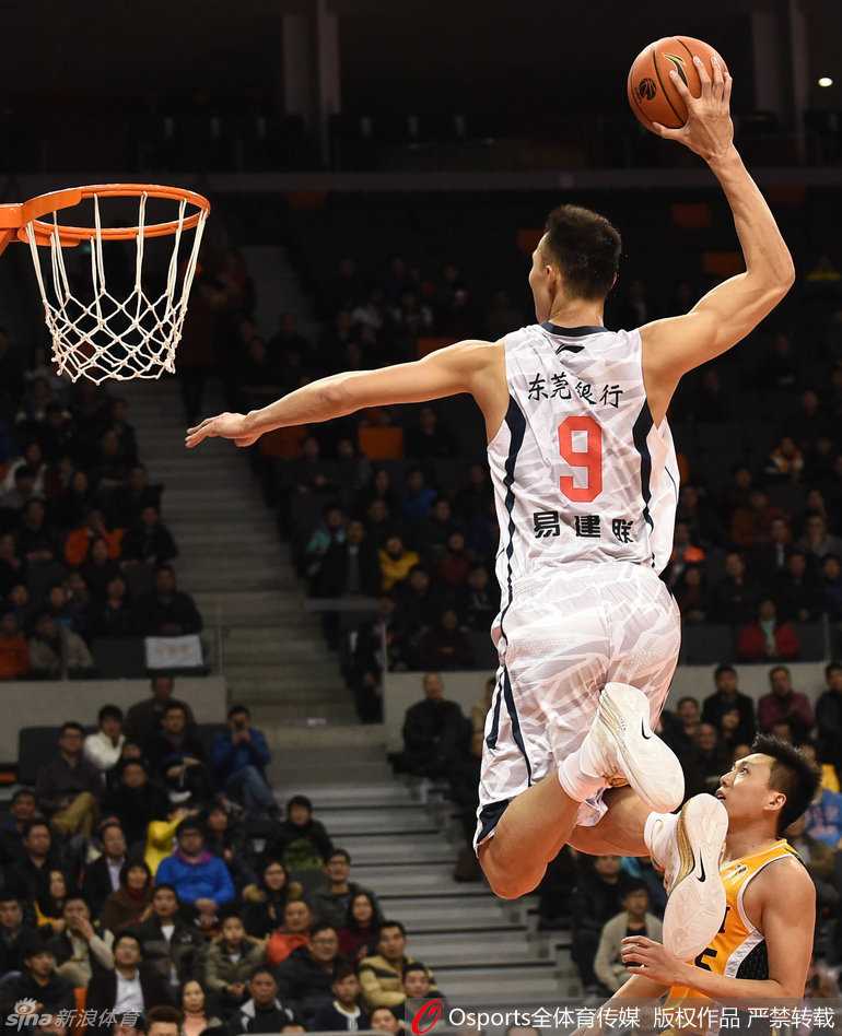 粤媒:阿联隔人暴扣显王者霸气 朱芳雨剑指总冠军 迪奥古眼神中透露着迷离与坚定,面对来势汹汹的富兰克林,他高举双臂筑起铜墙铁壁