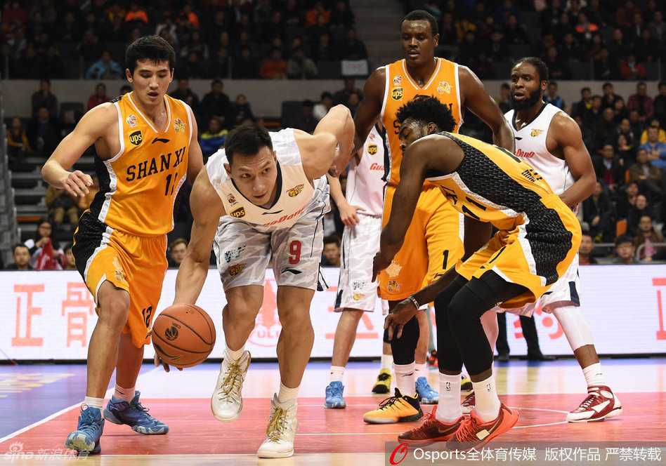 粤媒:阿联隔人暴扣显王者霸气 朱芳雨剑指总冠军 高尚如离弦之箭持球推进,迪奥古心领神会快下,反击机会就在眼前