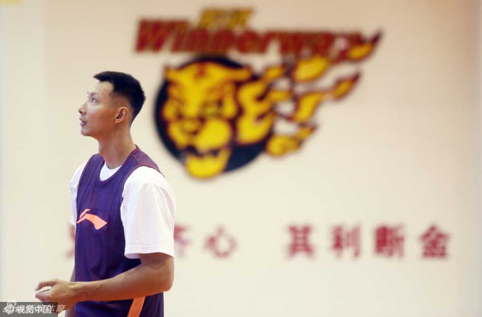 易建联在训练间隙凝神注视远方，目光穿越球场的喧嚣，仿佛在思考如何在内线筑起铜墙铁壁，为身后的兄弟撑起一片天。