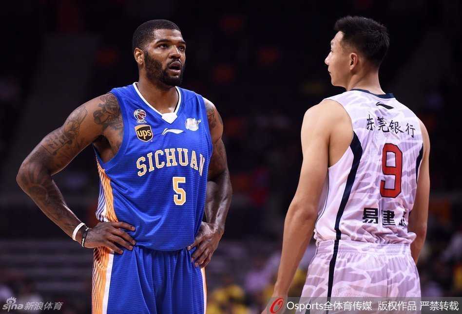 粤川大战经典回顾:易建联与约什上演得分对飙,布泽尔内线硬撼哈达迪 约什·史密斯高高跃起,如同排球扣杀一般,将布泽尔的出手投篮狠狠地扇飞出场外,这一幕让现场球迷惊呼不已。