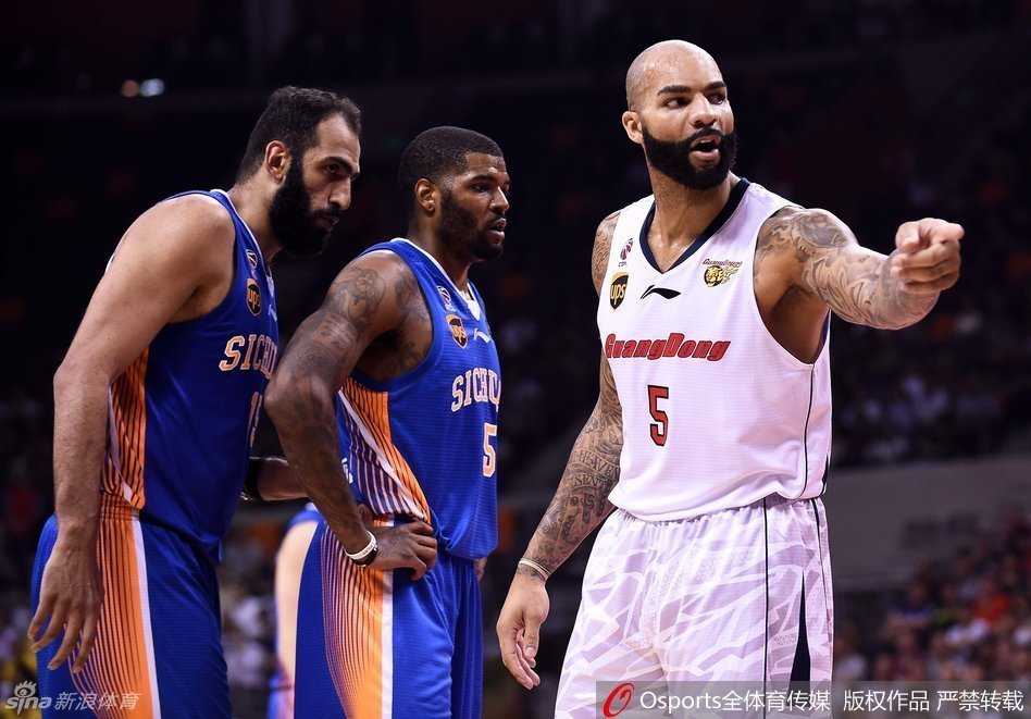 粤川大战经典回顾:易建联与约什上演得分对飙,布泽尔内线硬撼哈达迪 周鹏在三分线外迎着刘炜的防守,高高跃起完成一记漂移投篮,皮球在空中划出优美的弧线。