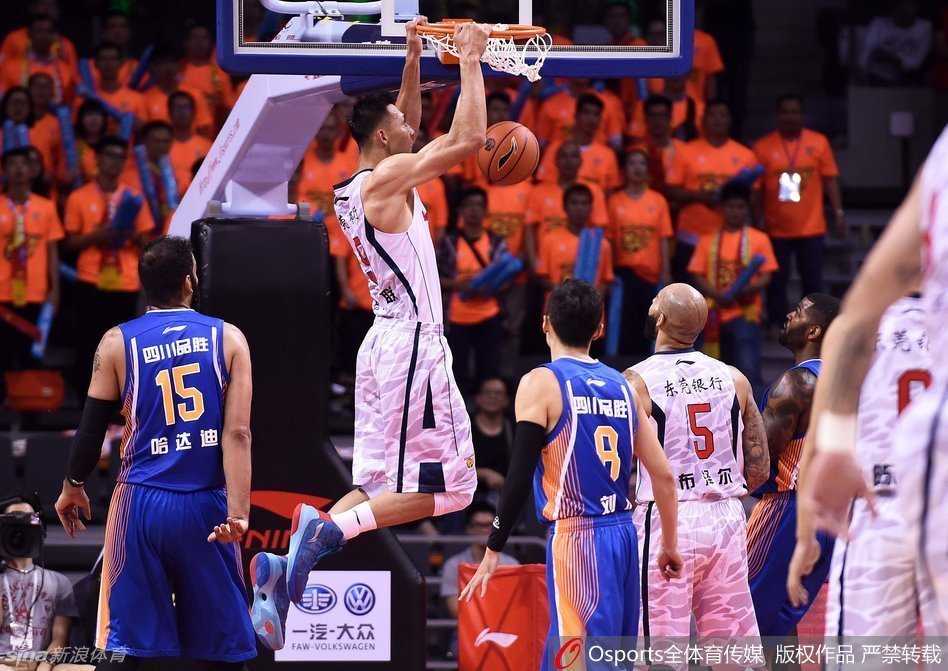 粤川大战经典回顾:易建联与约什上演得分对飙,布泽尔内线硬撼哈达迪 易建联持球突破,迎着哈达迪的补防,奋力跃起完成一记势大力沉的单手战斧暴扣,气势如虹。
