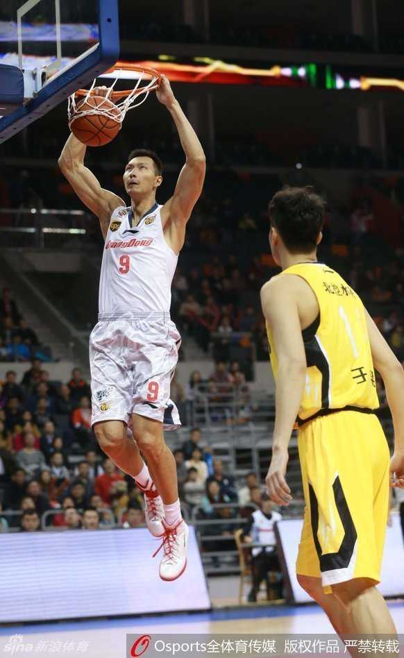 拜纳姆与易建联完成精妙挡拆后，拜纳姆兴奋地抬起手臂表示庆祝，易建联则神情专注，两人默契尽显，仿佛在说‘就这样打’。