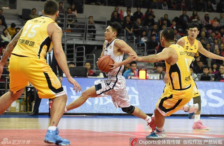 身穿白色战袍的陈江华如白色闪电般疾驰，防守球员只能望其项背，整个球场仿佛都成为他一个人的快车道。