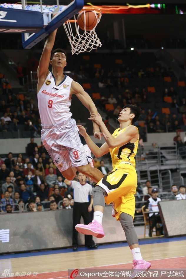 易建联如大鹏展翅般高高跃起，单手将球劈入篮筐，身后的防守球员束手无策，整个球馆都臣服于他的霸气之下。