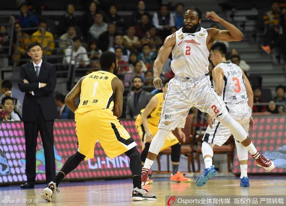 两名外援在篮下肌肉碰撞，眼神中迸发出对胜利的渴望，这是一场属于最强王者的对话，火星四溅。