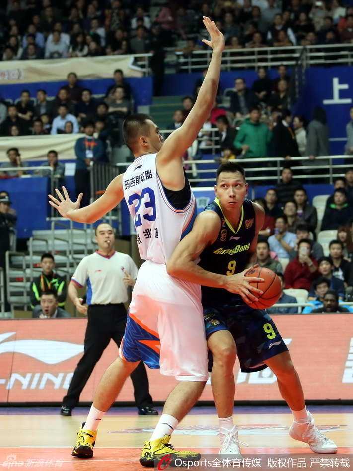 拜纳姆如闪电般持球突破，他压低重心，眼神坚毅，准备在禁区腹地掀起风浪。