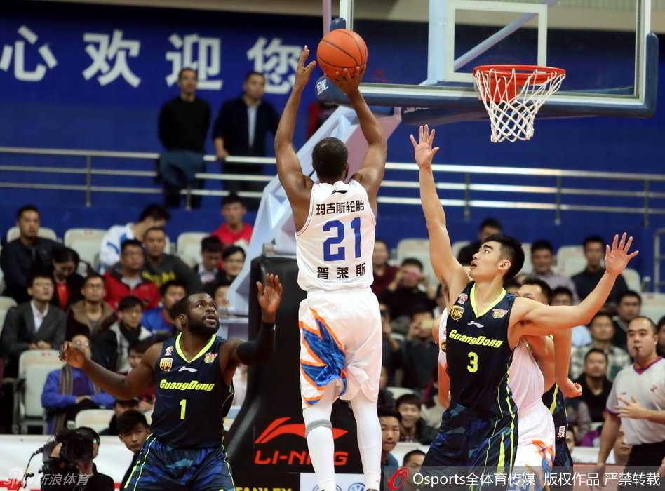 场边的姚明身着正装，神情严肃，十指交叉托着下巴，以球队老板的身份关注着赛场上的每一个细节。