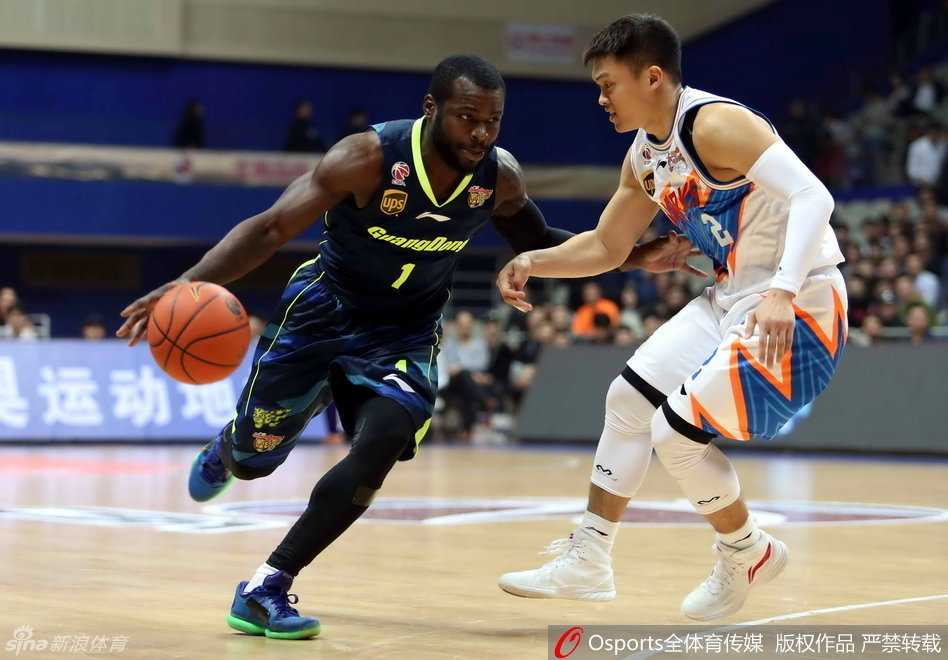 朱芳雨张开双臂，眼神专注，在对手传球的瞬间飞身跃起，完成了一次精彩的抢断。