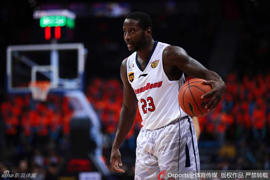 布泽尔家人坐在场边观战，目光紧紧跟随着球场上的他，家人的支持是他拼抢每一个篮板球的动力。