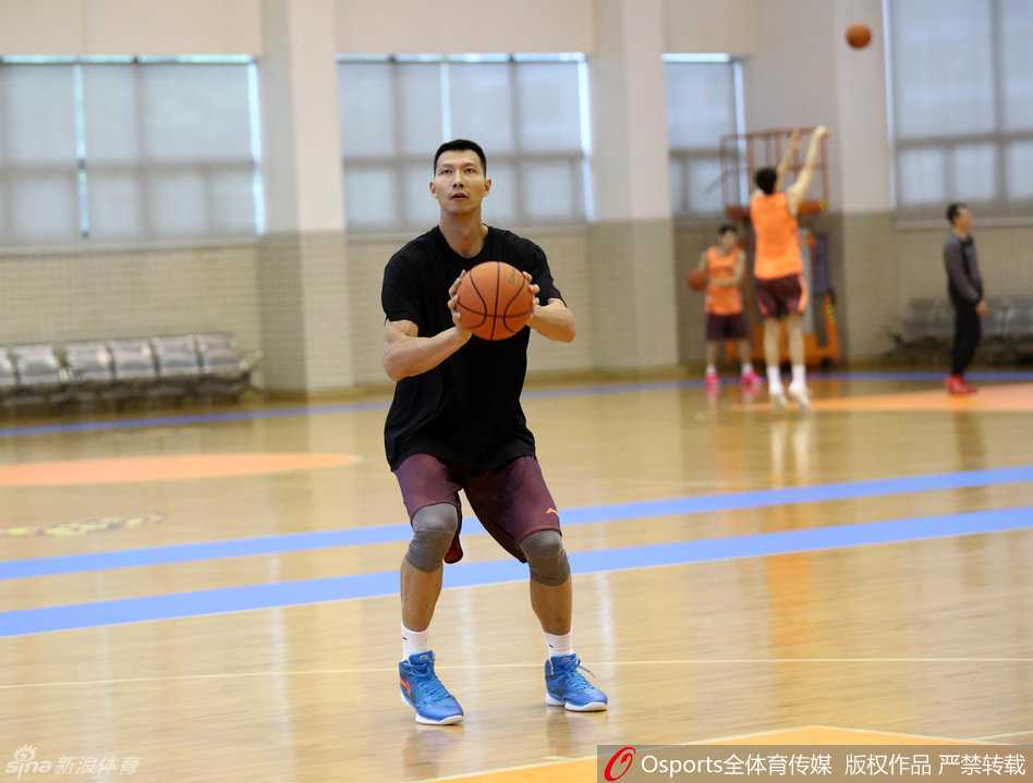 易建联在一次中距离跳投出手后，目光依然紧紧锁定那道飞向篮筐的完美弧线，专注的眼神里写满了对胜利的渴望。