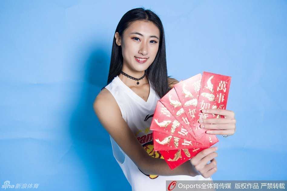 宝贝轻抚秀发，回眸一笑百媚生，身旁的同伴则大方地送出飞吻，这一瞬间的温柔与甜美，足以融化冬日的严寒，温暖每一位球迷的心房。