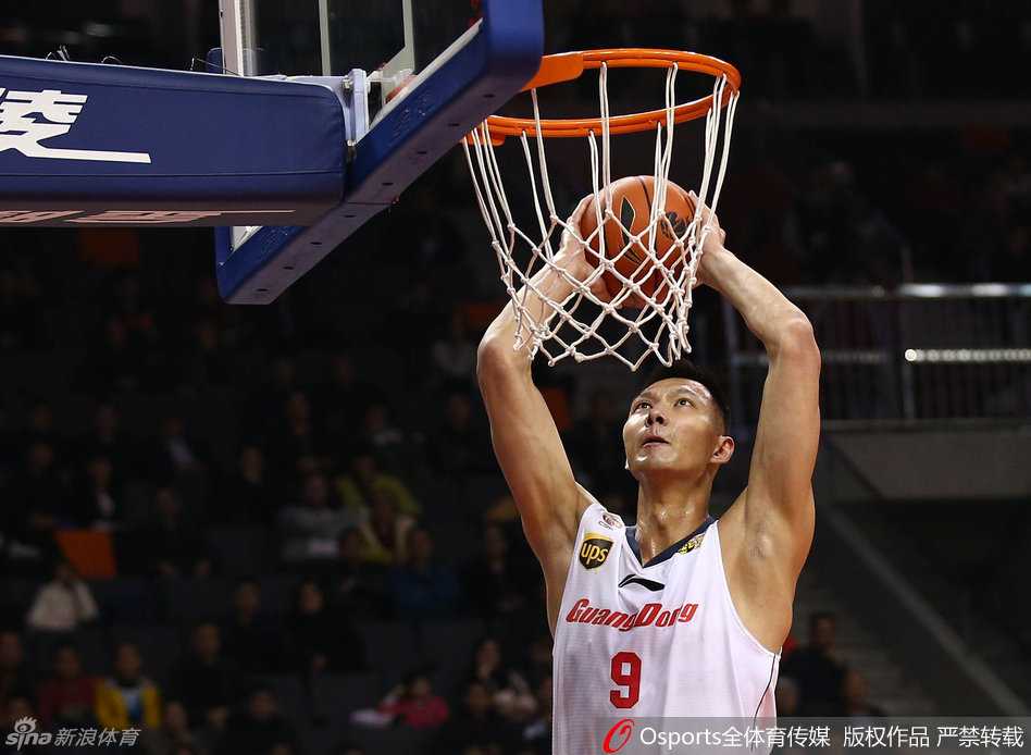 粤篮战纪:阿联起舞卡特鸣,杜锋麾下铁军行 杜锋将卡特拉到身边,细致地为他讲解跑位细节,这一刻他不仅是主帅,更是场上的引路人