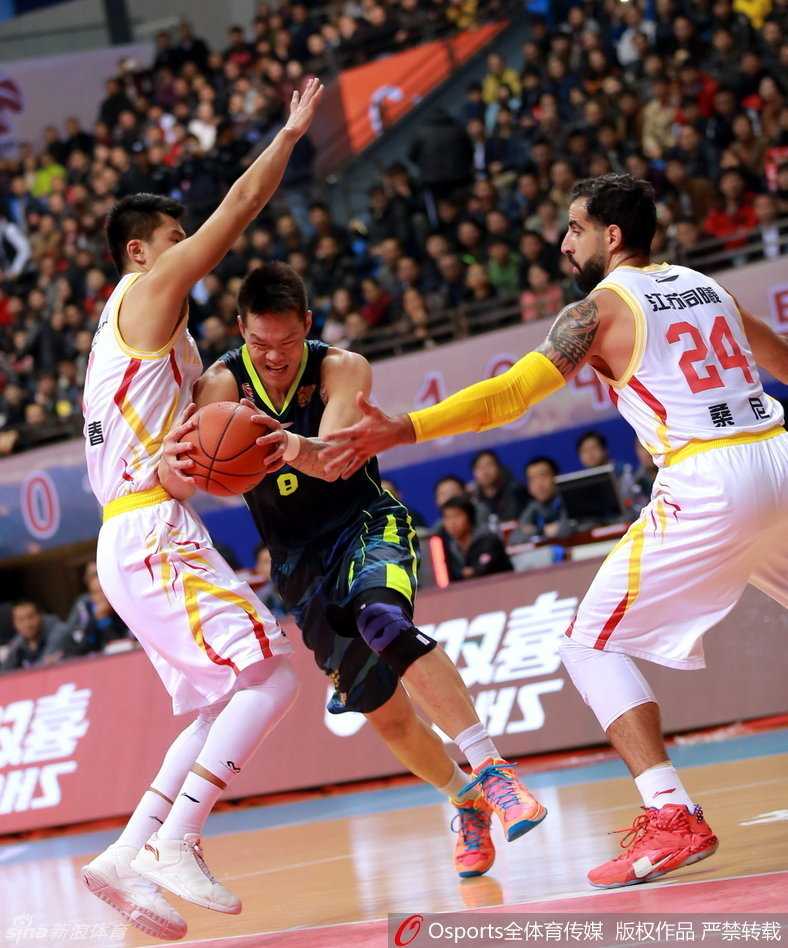 粤篮战纪:阿联领航,宏远众将在激战中砥砺前行 迪奥古在人群中高高跃起,毫无畏惧地将球投向篮筐,即便面对封盖也毫不退缩。