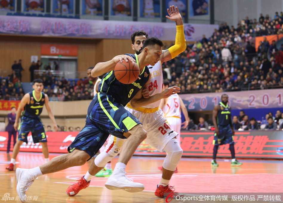 粤篮战纪:阿联领航,宏远众将在激战中砥砺前行 易建联旱地拔葱,单臂高高举起试图封盖对手的上篮,虽然这次未能成功,但防守威慑力十足。