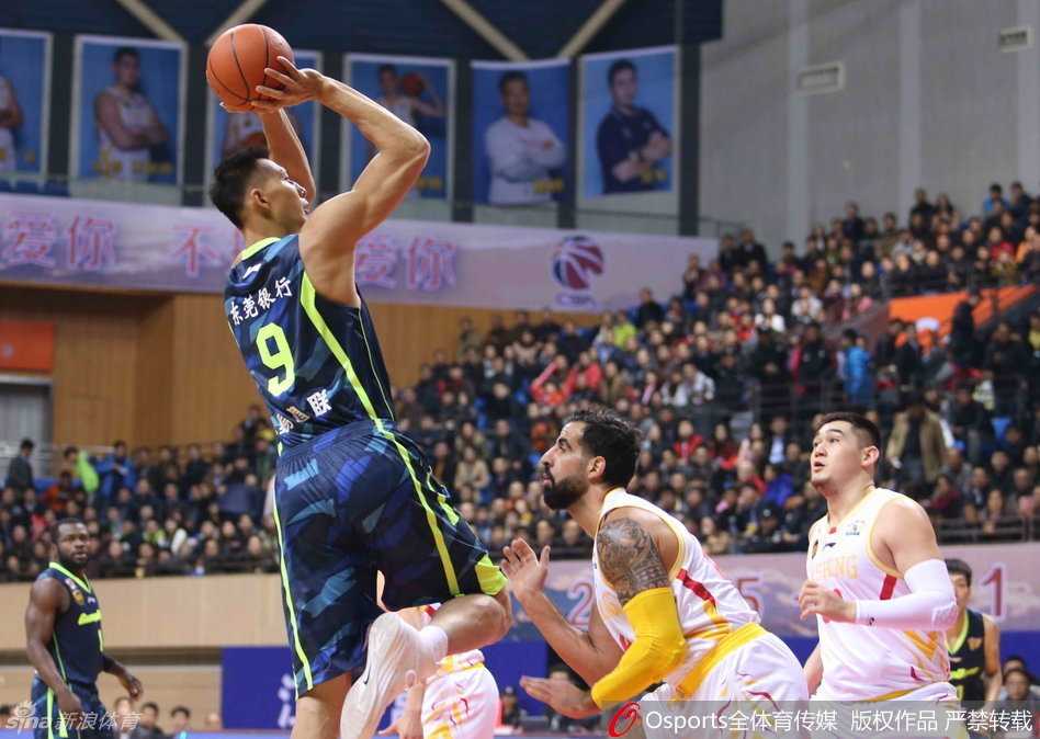 粤篮战纪:阿联领航,宏远众将在激战中砥砺前行 易建联高位持球,面对防守人冷静出手,篮球在空中划出一道完美的弧线直坠网窝。