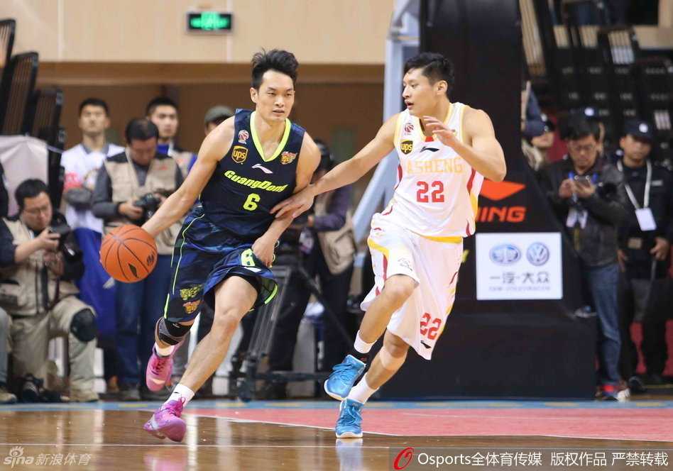 粤篮战纪:阿联领航,宏远众将在激战中砥砺前行 面对山西外援桑尼的防守,易建联利用身高优势卡住位置,积极要球,准备进行一对一的强攻。