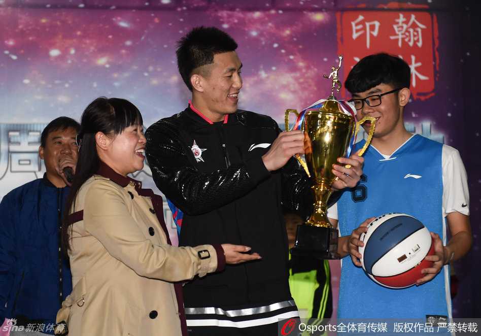 北京首钢队核心孙悦耐心地坐在场边，微微侧身，手持马克笔在全明星纪念篮球上留下自己的名字，虽然神情专注，但眼角眉梢却带着抑制不住的笑意。