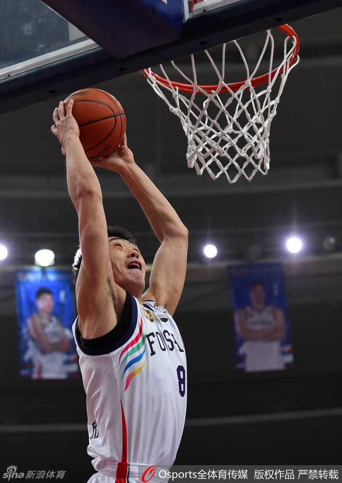 粤篮烽火再起时:铁血防守中的华丽进攻与传承 任骏飞犹如神兵天降,在对手出手的刹那高高跃起,用一记干净利落的封盖将球扇飞,他那坚定的眼神和舒展的身体,构筑起宏远禁区的移动长城。