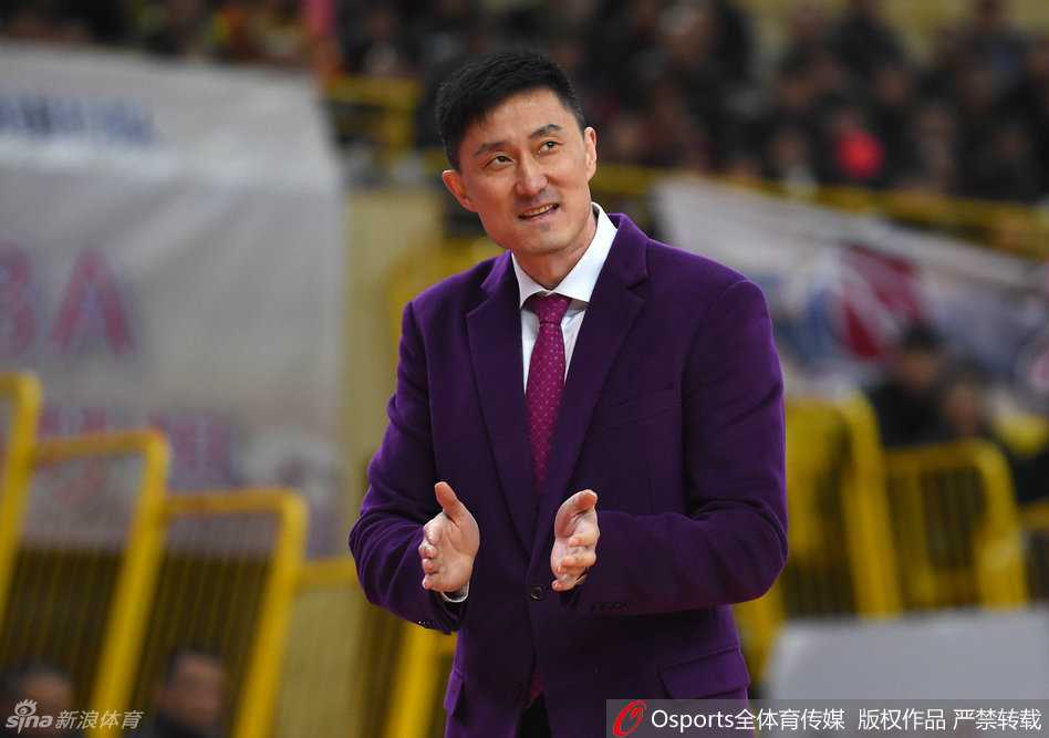 粤篮烽火再起时:铁血防守中的华丽进攻与传承 鞠明欣如雄鹰展翅般腾空而起,双手紧抱篮球,以雷霆万钧之势完成一记势大力沉的双手暴扣,整个球馆的空气仿佛都被这记重扣瞬间点燃。