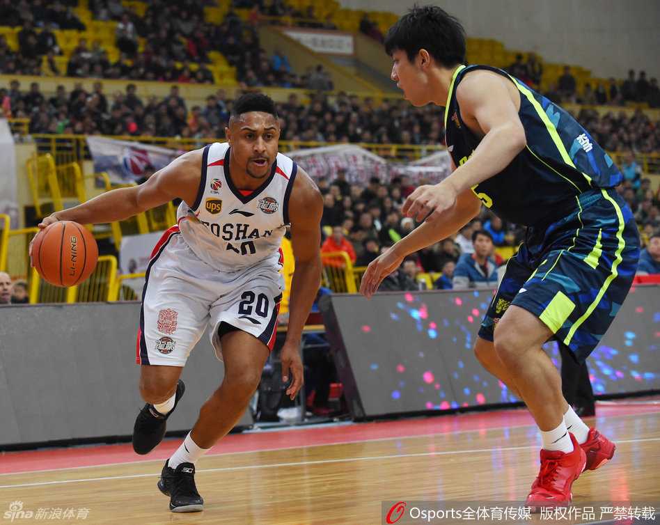 粤篮烽火再起时:铁血防守中的华丽进攻与传承 佛山外援贝尼蒙如战车般碾入禁区,他压低重心,双眼如炬,用强壮的身躯扛开防守,试图在宏远的内线巨塔群中强行撕开一道裂缝。