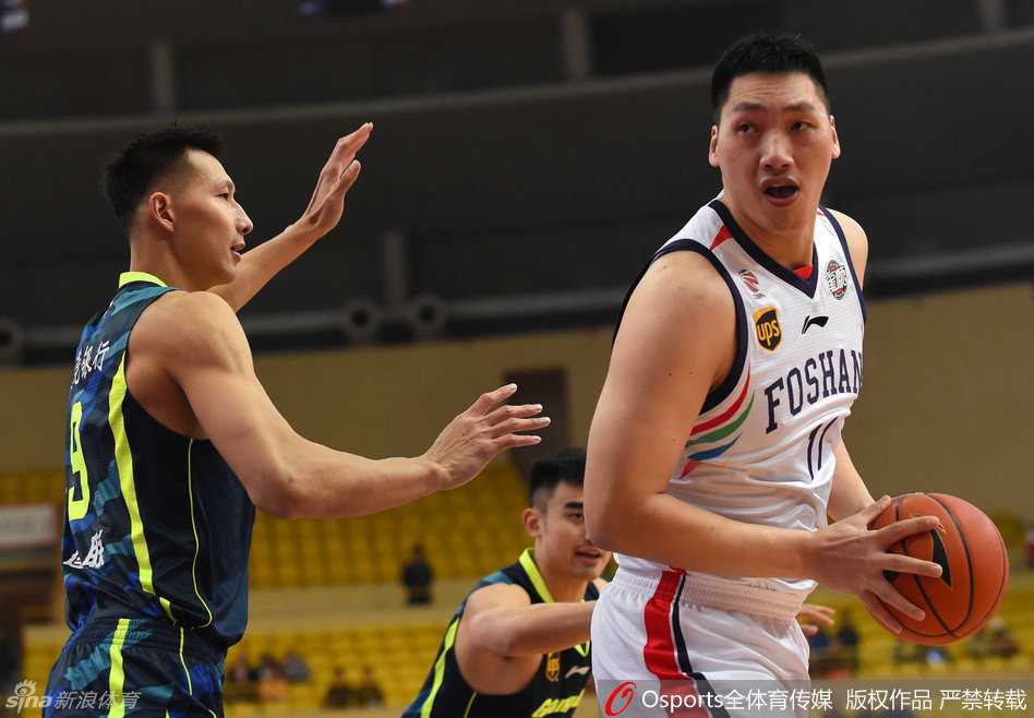 粤篮烽火再起时:铁血防守中的华丽进攻与传承 朱芳雨与易建联四目相对,两位老将高高跃起,用力击掌,这充满力量的瞬间不仅是对一次精彩配合的庆祝,更是广东宏远队魂的无声传承与兄弟情深的写照。