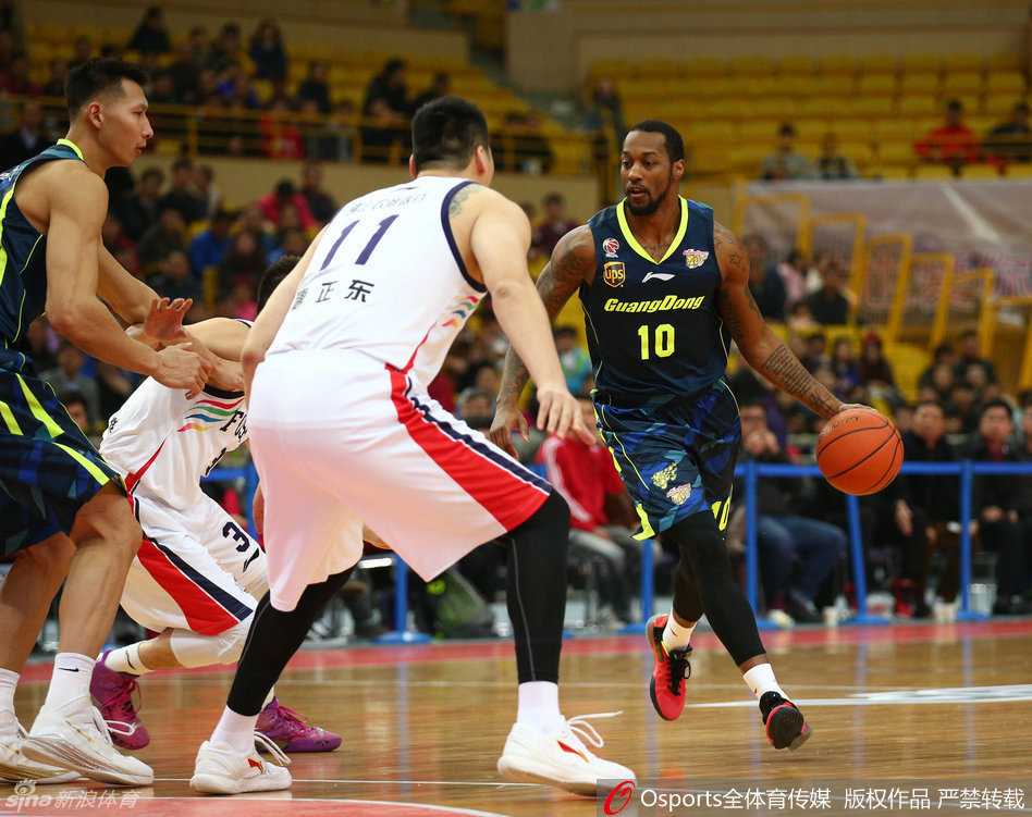 粤篮烽火再起时:铁血防守中的华丽进攻与传承 唐正东张开双臂,像一座铁塔般矗立在内线,他用自己宽厚的胸膛和坚定的意志,试图阻挡迪奥古的进攻,眼神中充满了对内线霸主地位的捍卫。