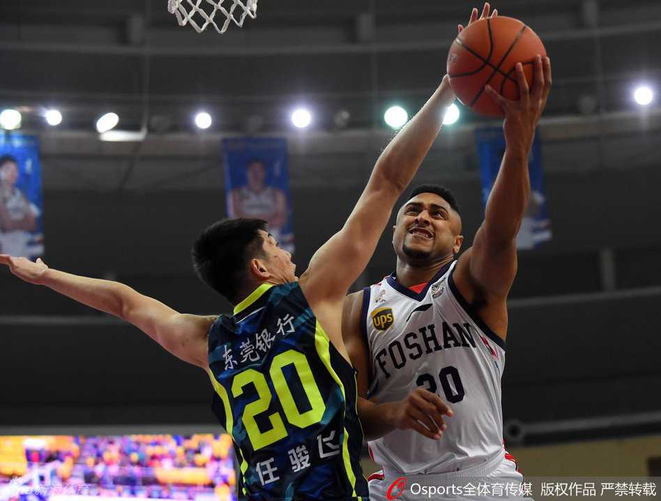 粤篮烽火再起时:铁血防守中的华丽进攻与传承 易建联从后场疾速追袭,如猎豹般腾空而起,用一记震撼全场的追身钉板大帽,将对手必进的上篮无情地摁在篮板之上,展现了惊人的运动天赋和领袖气质。