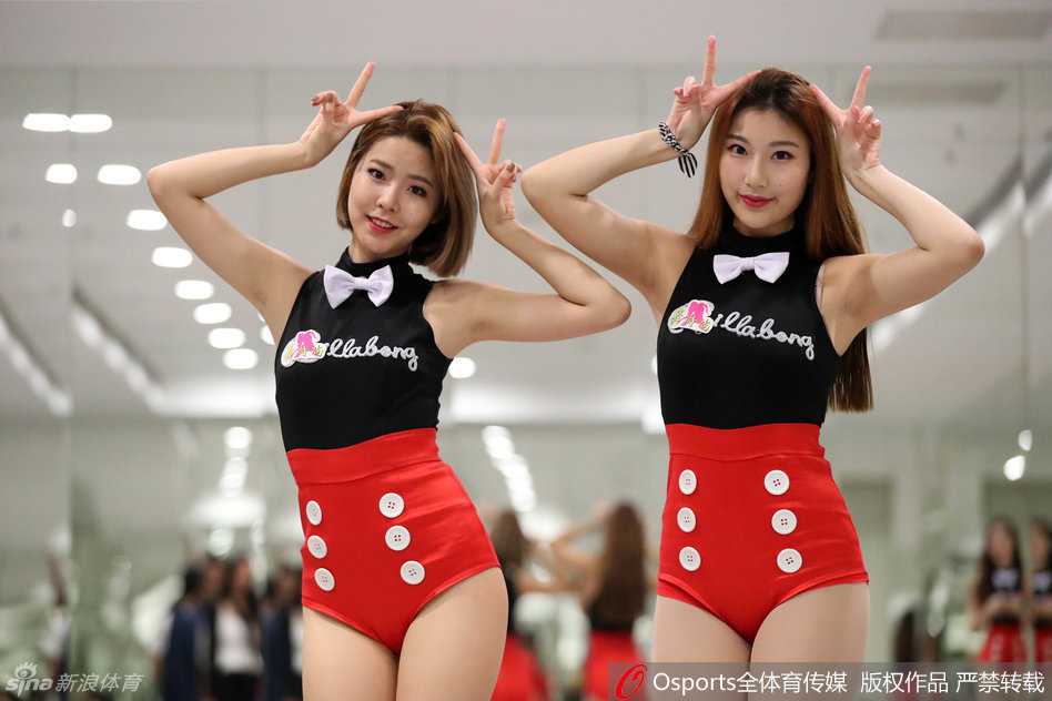 女孩们随着音乐轻松随意地扭动纤细腰身，黑红火辣装束在体育馆灯光下闪耀，现场送出的热舞让嘉年华气氛达到高潮