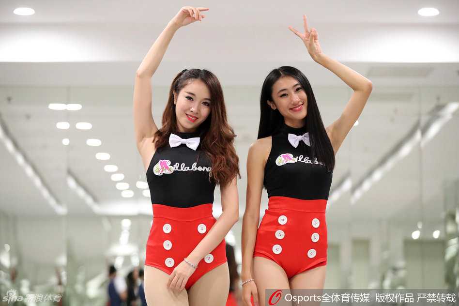 火辣身材的篮球宝贝随着强劲节奏甩动长发，发丝飞扬间露出精致的侧脸和微露的事业线，黑红装束将她衬托得既野性又甜美