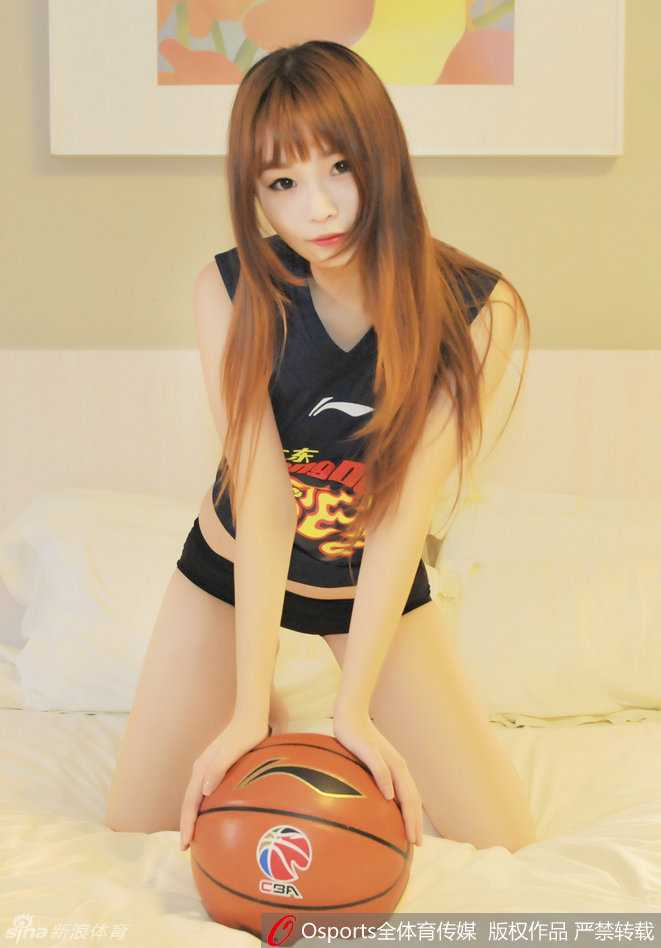 暖场灯光下，宏远篮球宝贝们扎着利落的马尾，身穿亮黄色露脐装，露出灿烂笑容，整齐划一地伸出手臂，青春活力瞬间点燃全场气氛。