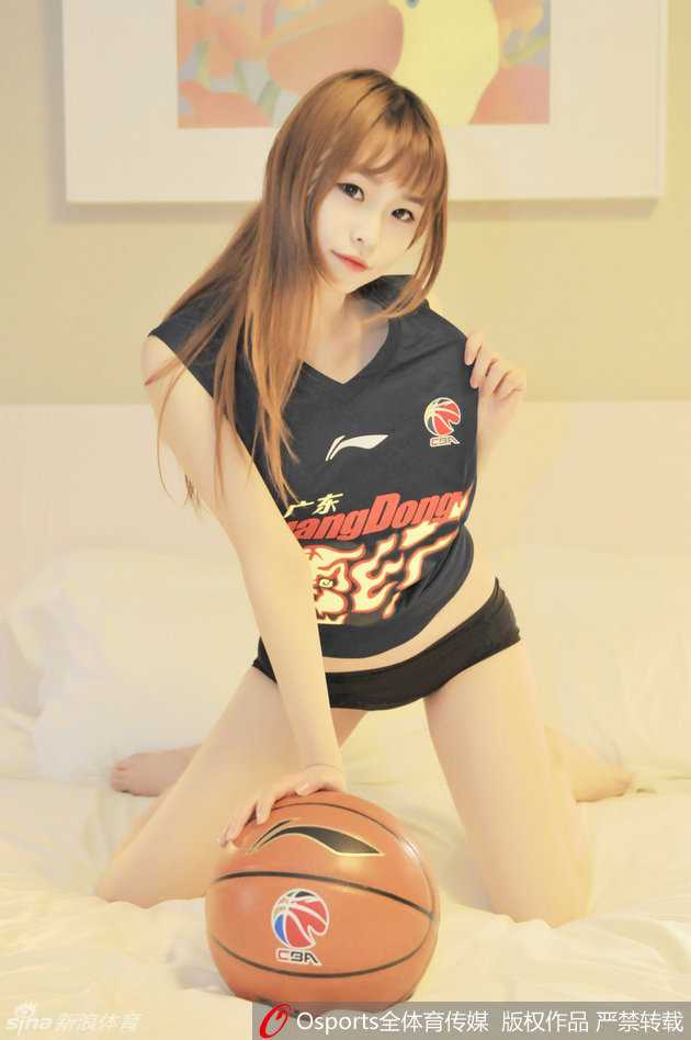 中场休息的聚光灯下，宝贝们变换队形，高举双手跳跃，裙摆飞扬间修长美腿展露无遗，现场气氛被她们的热情推向高潮，连球员席都投来欣赏的目光。