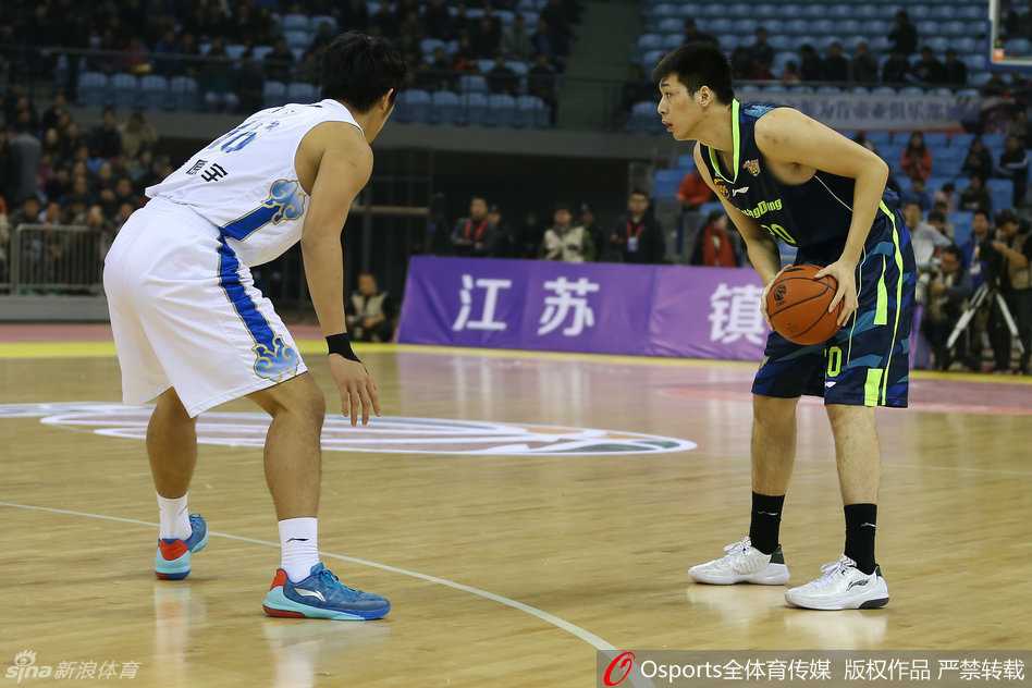 粤苏大战风云起 易建联布泽尔双二十 斯隆三分绝杀广东豪取十三连胜 易建联在外线持球,面对防守球员的贴身紧逼,他利用强壮的身体靠住对手,突然一个转身启动,如重型坦克般杀入禁区,双手大力灌篮,展现了亚洲顶级内线的霸气。