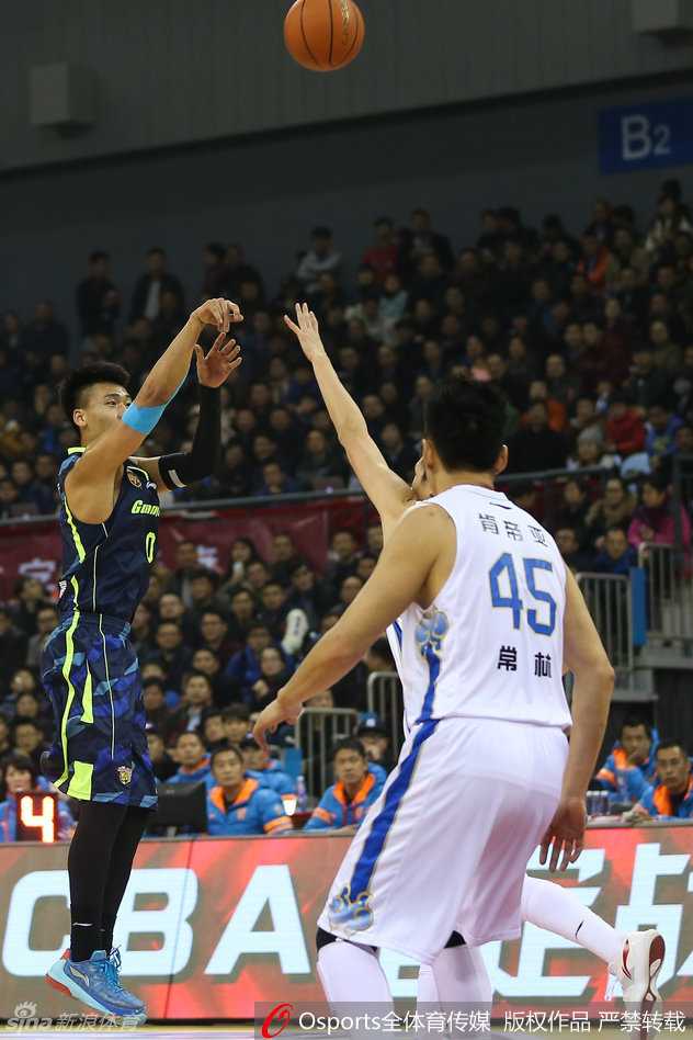 粤苏大战风云起 易建联布泽尔双二十 斯隆三分绝杀广东豪取十三连胜 布泽尔在江苏队的内线群中闪转腾挪,他利用节奏变化晃起防守,随后轻舒猿臂,以一记柔和的小勾手将球送入篮筐,这记精彩的进球让现场解说员高呼‘布泽尔时间’。