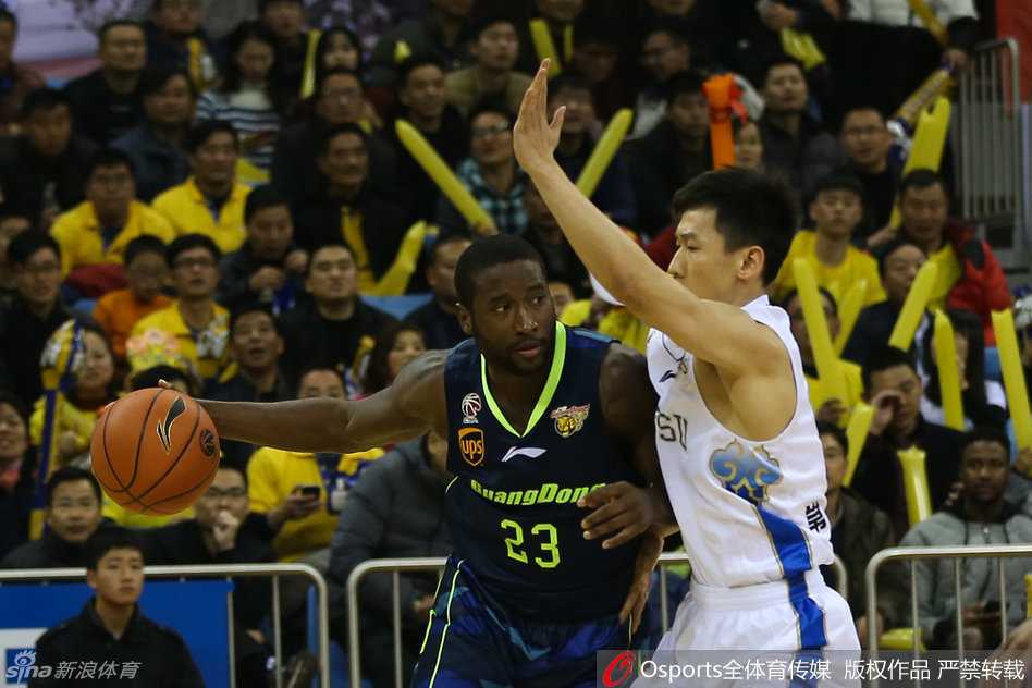 粤苏大战风云起 易建联布泽尔双二十 斯隆三分绝杀广东豪取十三连胜 易建联高高跃起,单臂犹如战斧一般,在江苏队两名防守球员的头顶完成一记势大力沉的飞身上篮,这记精彩的进球让整个球馆为之惊叹,完美诠释了暴力美学。