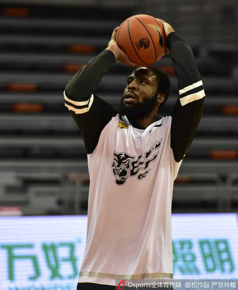 老将王仕鹏替补上场便命中关键三分，振臂高呼的瞬间，仿佛时光倒流，又见当年那个绝杀斯洛文尼亚的少年。