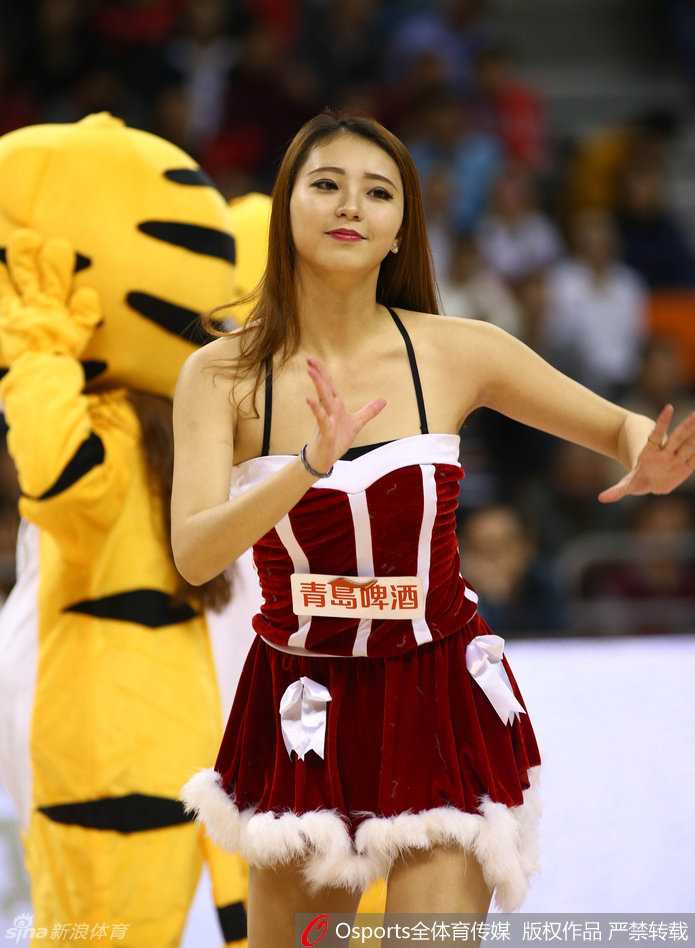 粤辽大战燃情冬日,篮球宝贝热舞助力宏远 伴随着节奏感极强的音乐,宝贝们做出帅气的跪地舞姿,动作干净利落,展现出女性力量与柔美并存的特质。