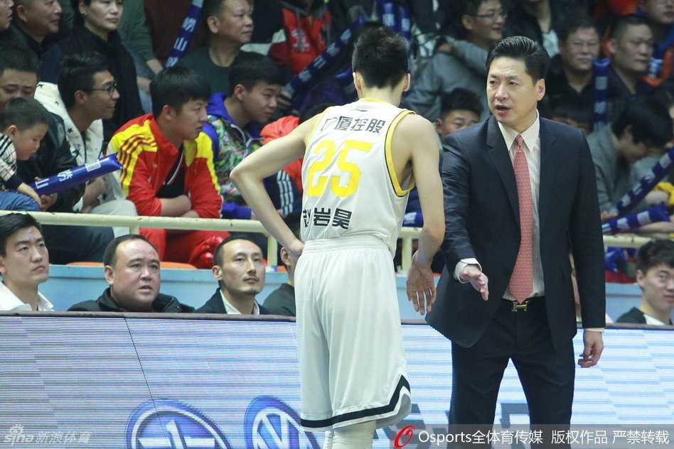 场边的李春江指导神情严肃地布置战术，林志杰在一旁认真聆听，这对师徒联手为广厦的季后赛希望倾注了所有