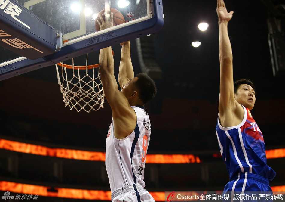 阿联高高跃起如鲲鹏展翅，单手将球狠狠砸进篮筐，防守球员只能仰望其背影，篮网在王者的暴力美学中激起白色浪花。
