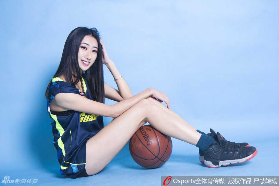 表演进入高潮，篮球宝贝们排成一列，做出整齐的踢腿动作，修长的身姿和动感的活力成为赛场边一道靓丽的风景线。