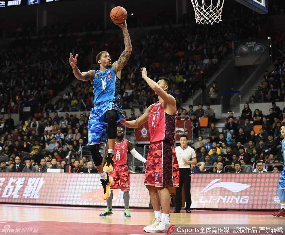 粤鲁大战与全明星狂欢:阿联比斯利领衔CBA激情之夜 广东长城易建联张开长臂,严密封堵昔日NBA榜眼秀比斯利的突破路线,眼神交锋间火花四溅。