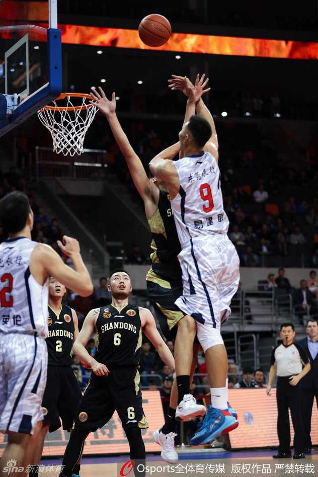 粤鲁大战经典回眸:阿联劈山重扣,赵睿初生牛犊 周鹏在弧顶位置接到队友传球,面对防守者毫不犹豫地跳起出手,篮球在空中划过一道完美的弧线